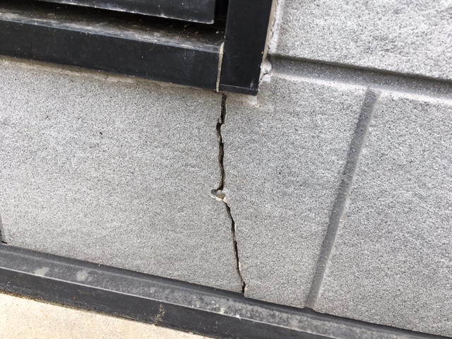 外壁のひび割れ(クラック) 船橋市 外壁塗装 雨漏り原因