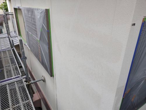 船橋市Y様邸で外壁の下塗り後の状態を確認した写真