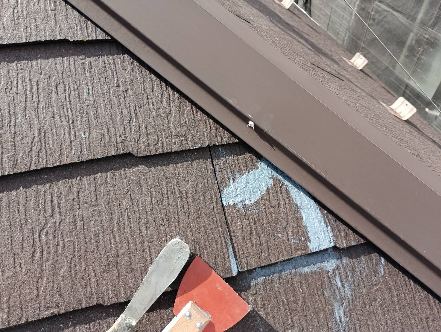 市川市 屋根補修|スレート屋根の割れ補修(屋根ボンド固定)