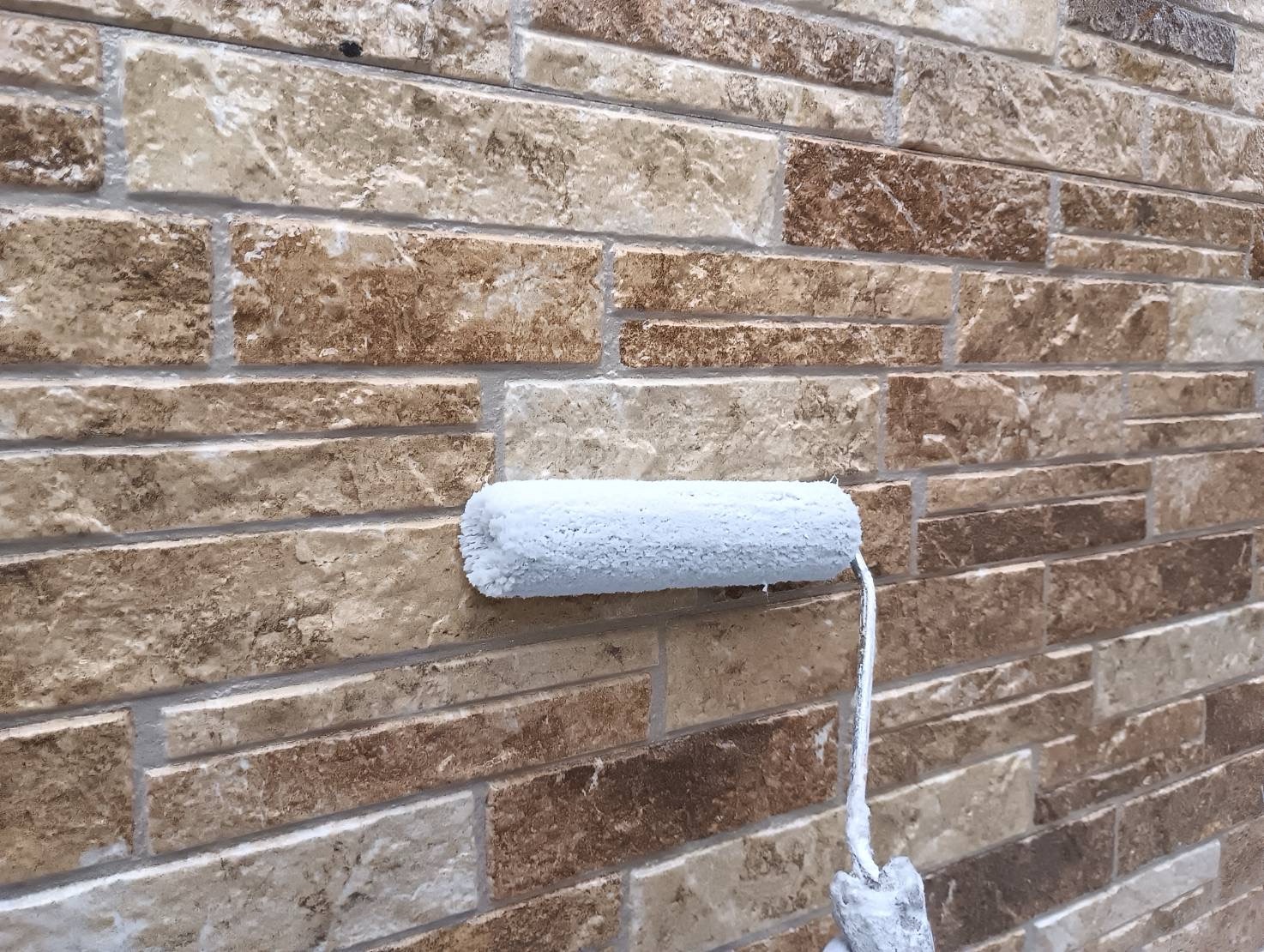 市川市 外壁塗装|サイディング外壁クリア塗装の中塗り工程|ペイントホームズ船橋店