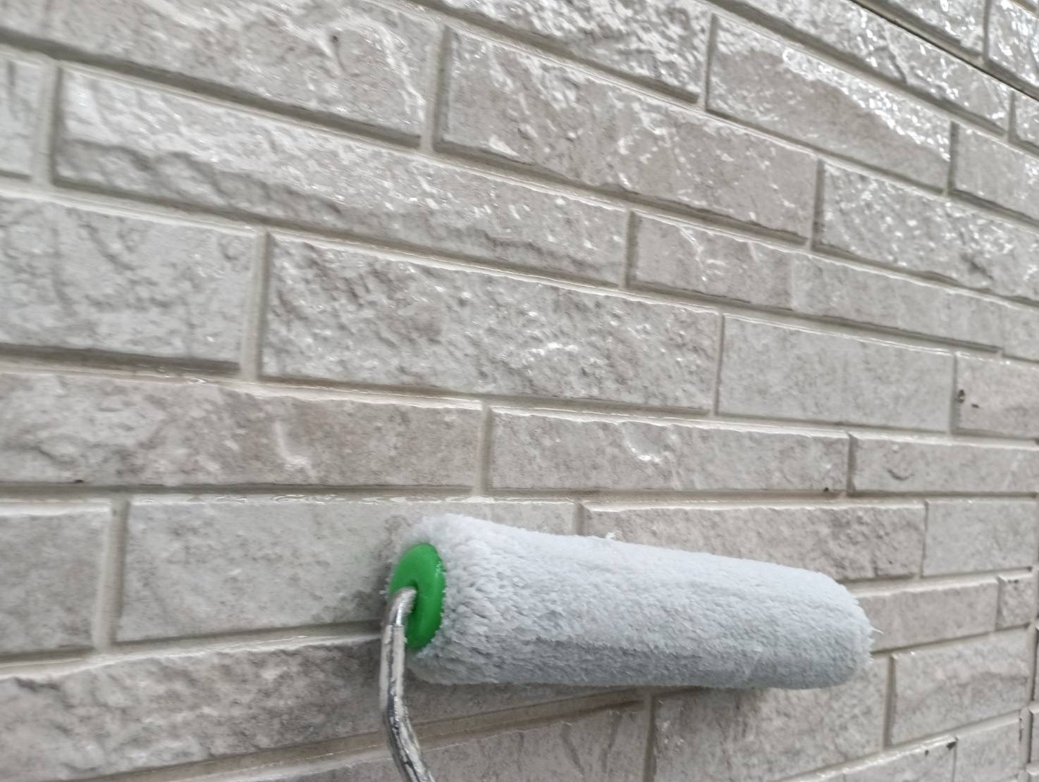 市川市 外壁塗装|3分艶クリアフッ素樹脂の上塗り仕上げ施工