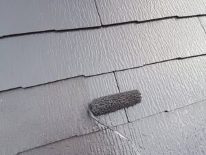 市川市 屋根塗装 中塗り作業中