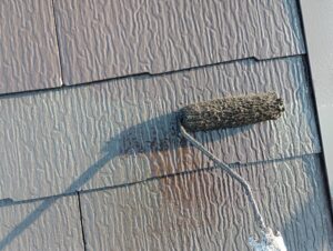 市川市 屋根塗装 上塗りローラー施工中