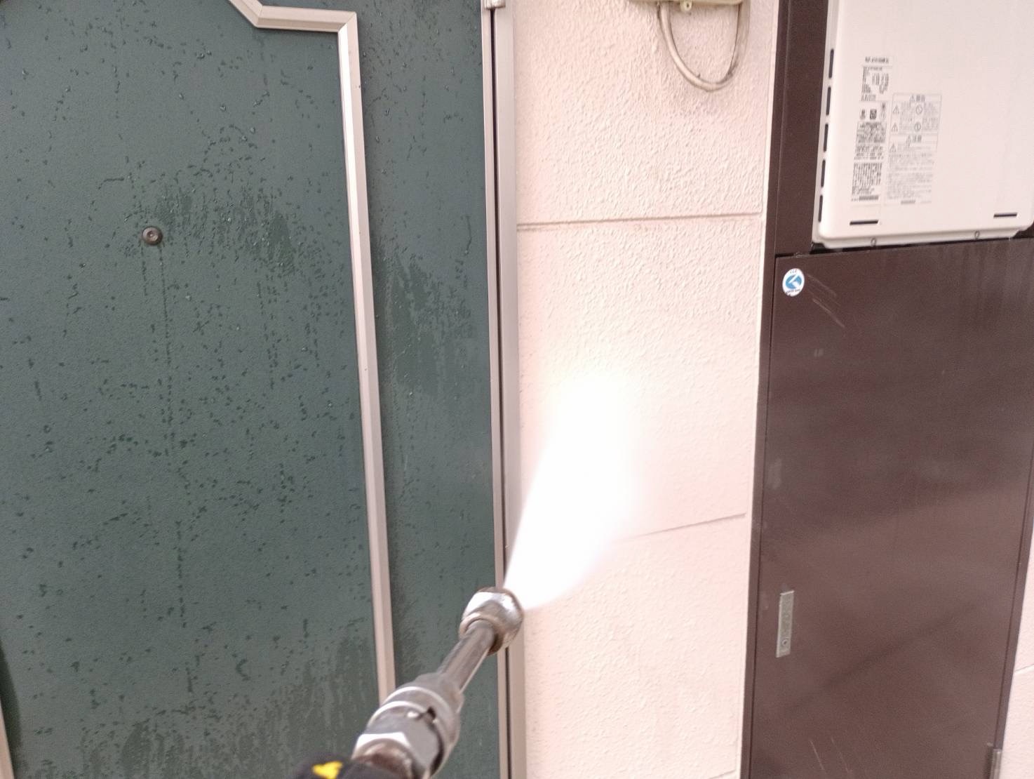 船橋市アパートの外壁を高圧洗浄している様子
