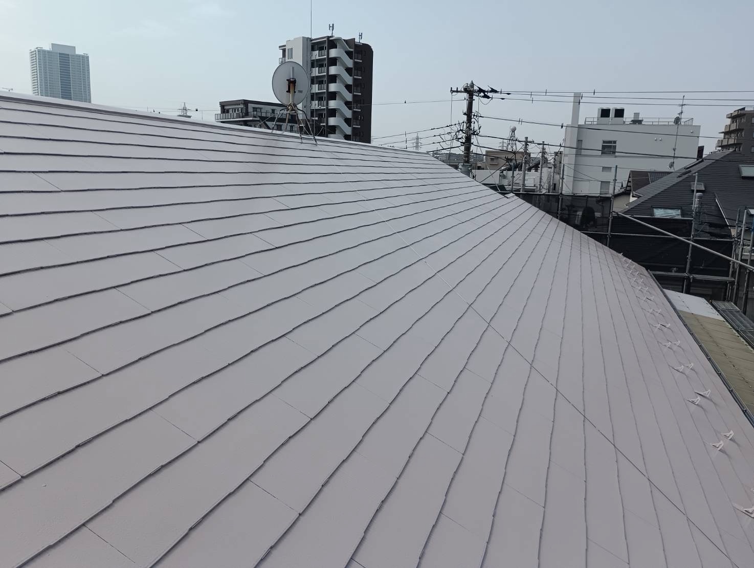 船橋市アパートの屋根遮熱塗装でサーモアイSIを塗っている様子