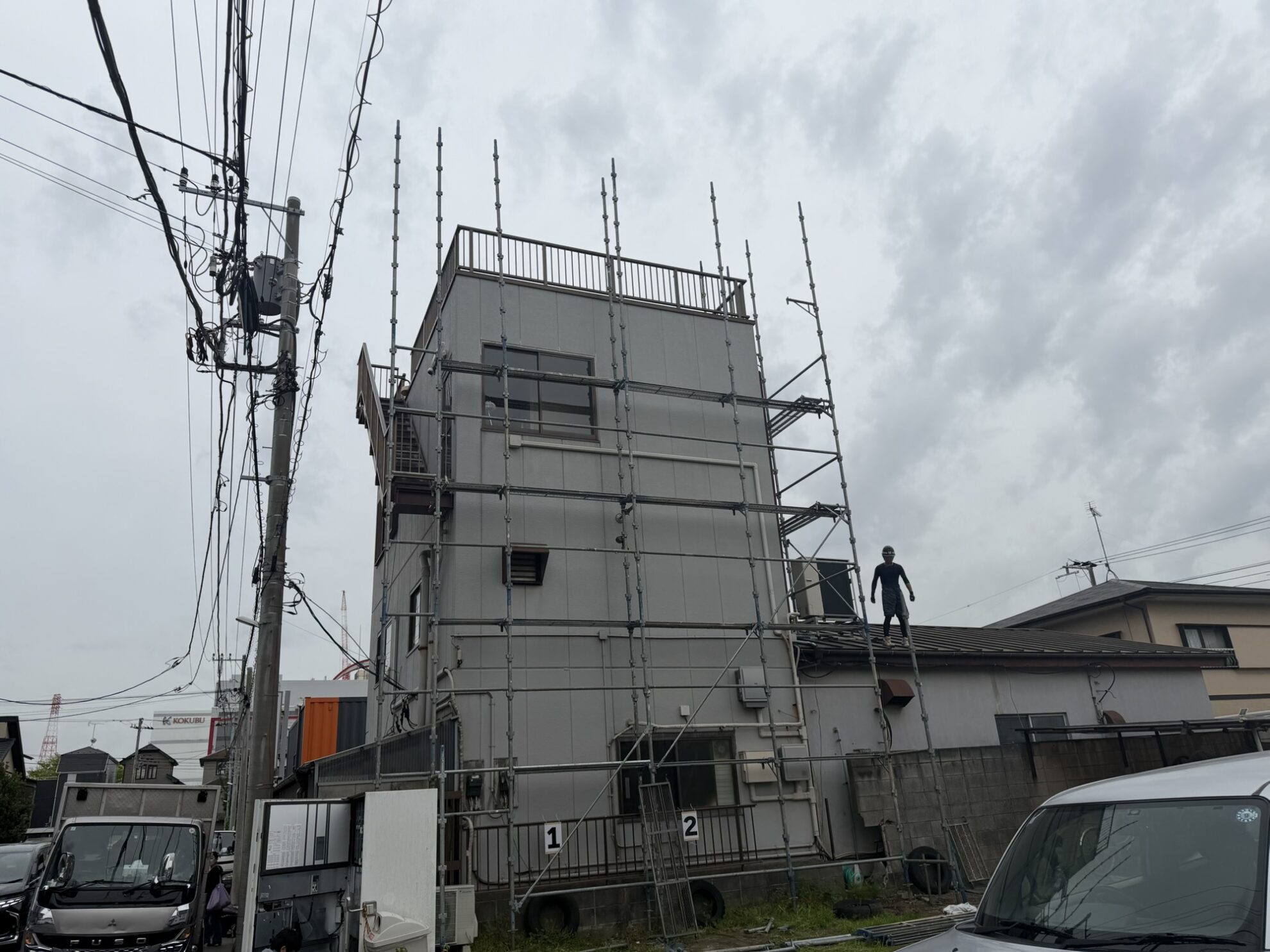 船橋市S製作所のALC外壁塗装工事で足場を設置している様子