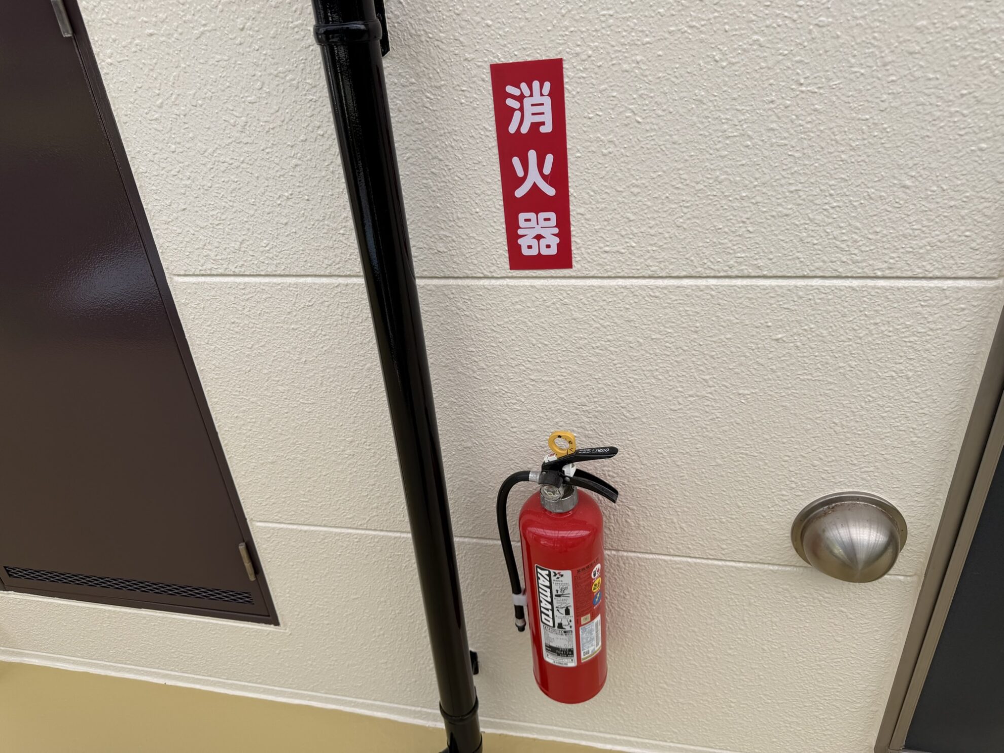 船橋市アパートの共用廊下側塗装完了後の様子